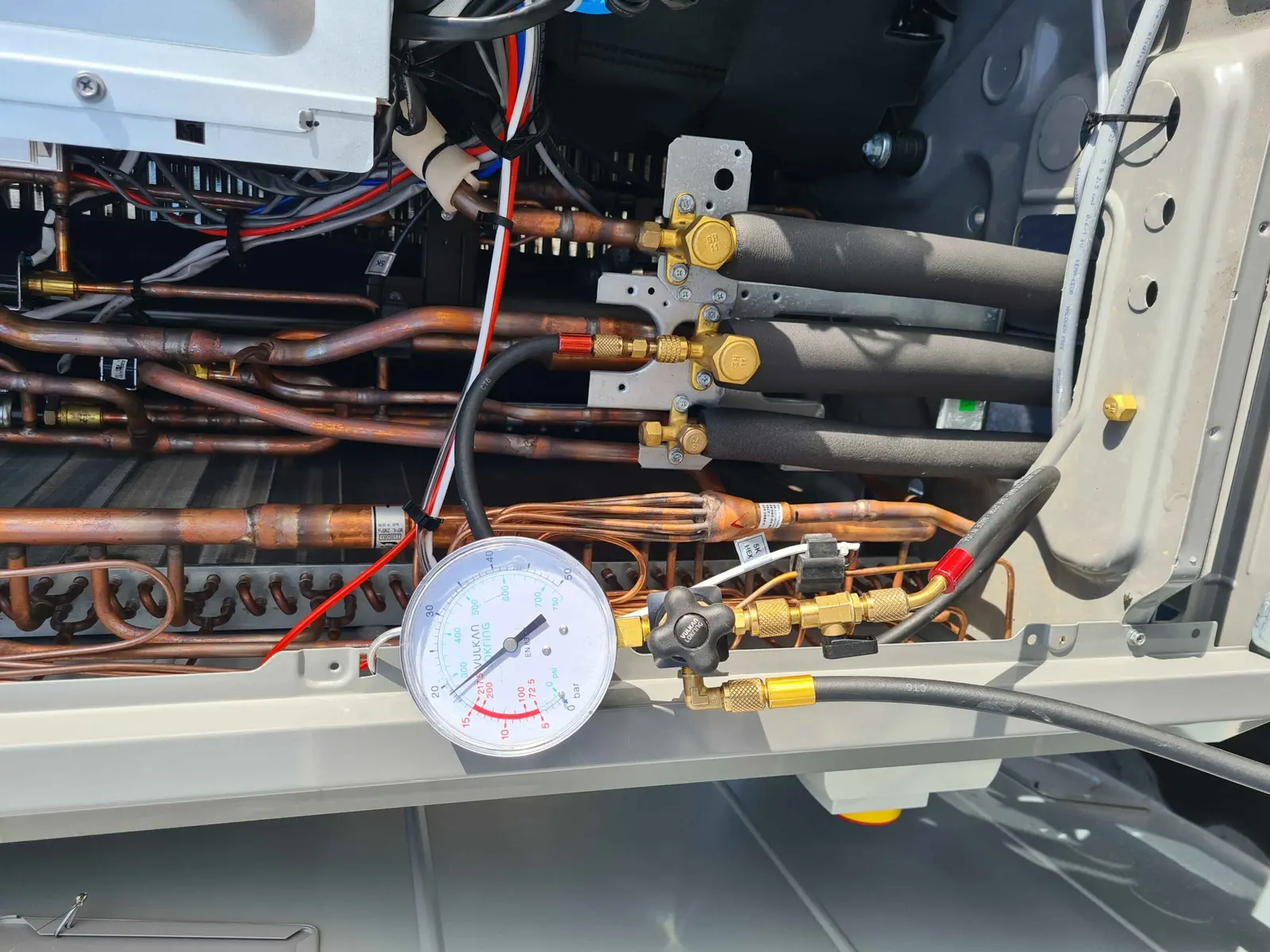Drukmeting op de leidingen van een airco-buitenunit