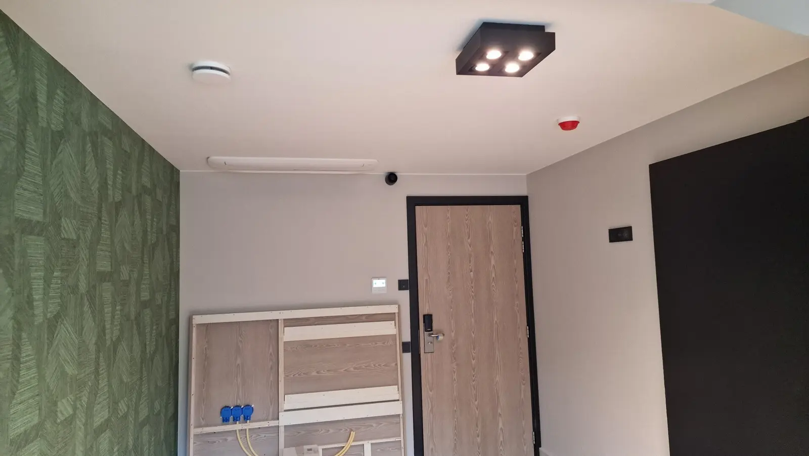 Hotelkamer met een plafondunit