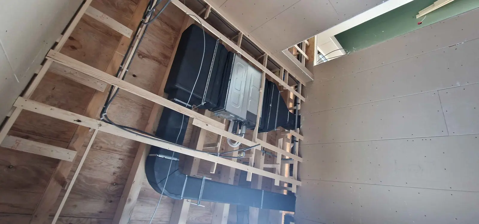 Kanaalunit in een verlaagd plafond tijdens de bouw