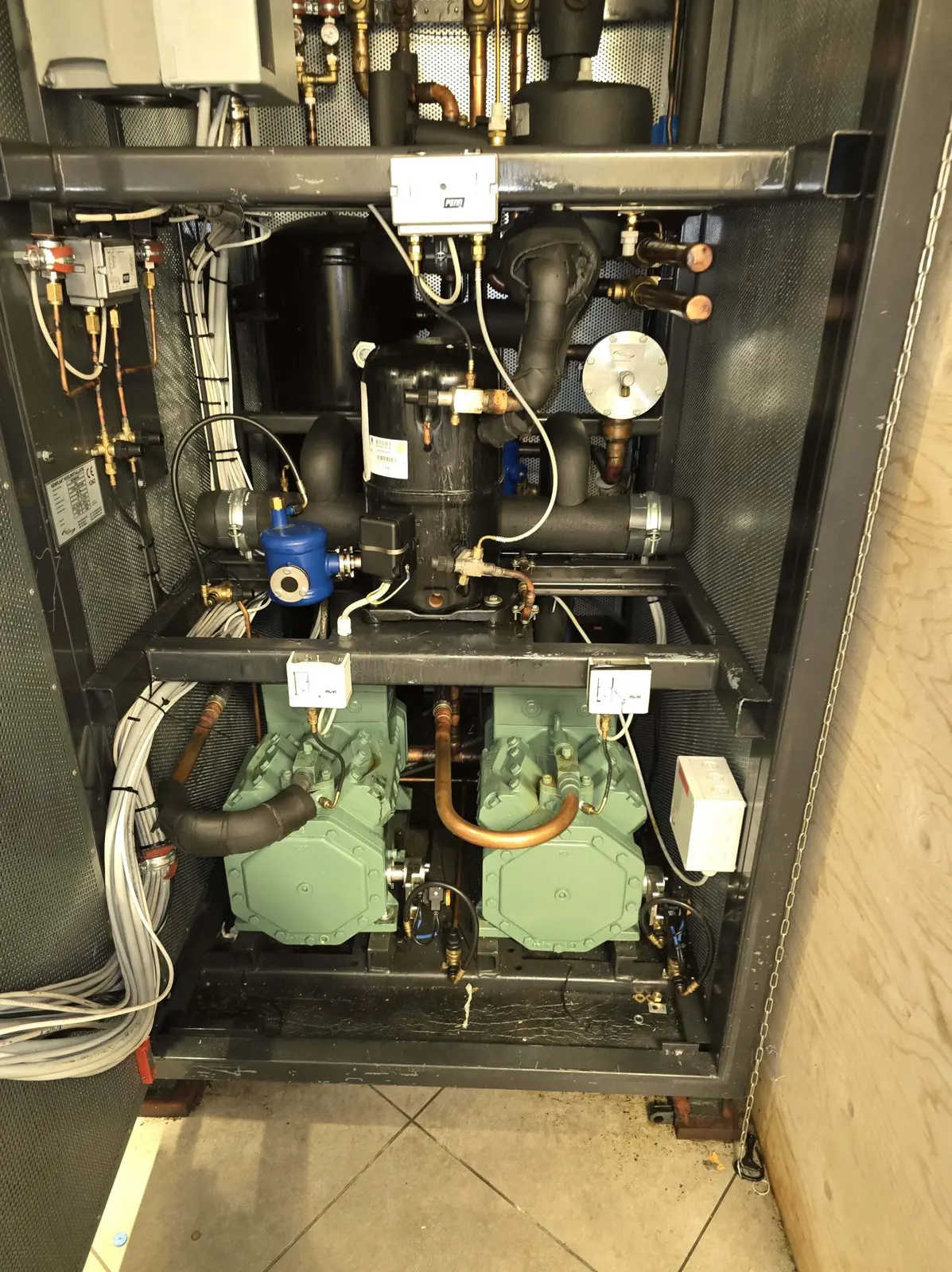 Koelinstallatie met compressoren in een technische kast