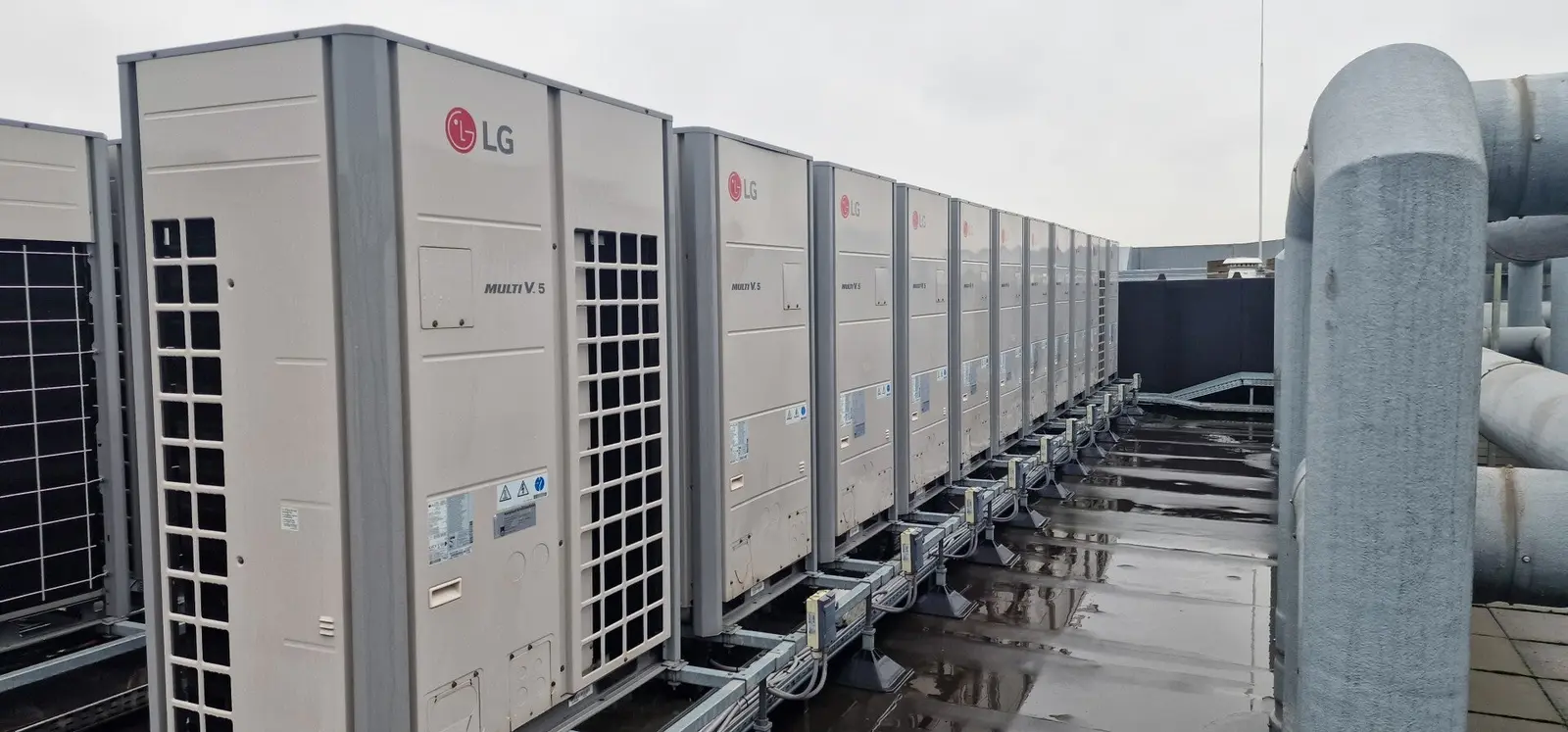 LG VRF-buitenunits naast elkaar op een dak