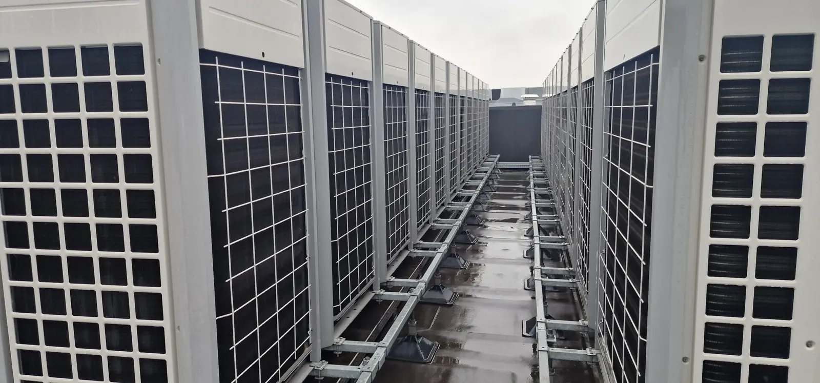Rijen VRF-buitenunits op het dak van een bedrijfspand