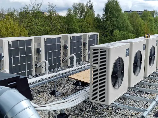 Buitenunits op een dak met groen uitzicht