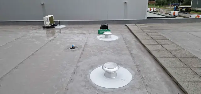 Dakdoorvoeren voor ventilatie op een plat dak