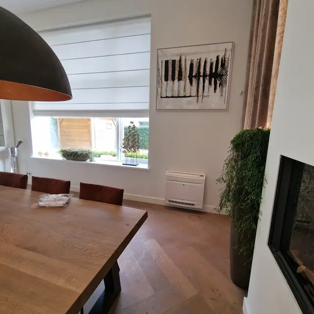 Eetkamer met vloermodel binnenunit