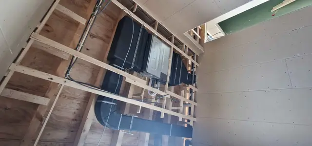 Kanaalunit in een verlaagd plafond in aanbouw