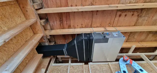 Kanaalunit tussen houten balken