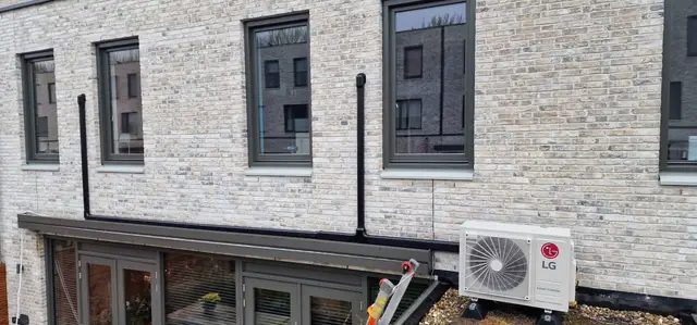 LG-buitenunit aan de achtergevel van een woning