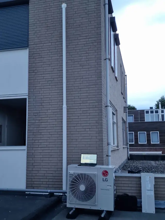 LG-buitenunit naast een woongebouw