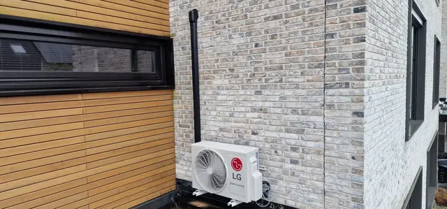 LG-buitenunit aan een gevel met houten bekleding