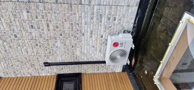 LG-buitenunit aan een gevel
