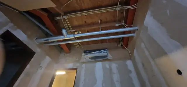 Luchtkanalen en kabelgoten in een plafond in aanbouw