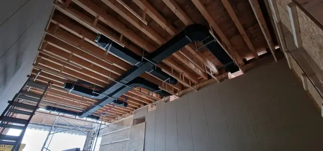 Luchtkanalen in een houten dakconstructie