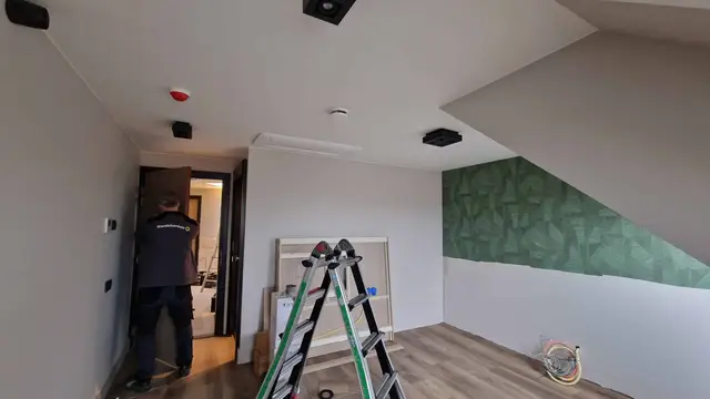 Monteur aan het werk in een hotelkamer