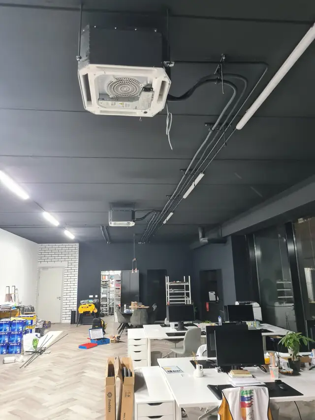 Plafondcassette in een kantoor met open plafond