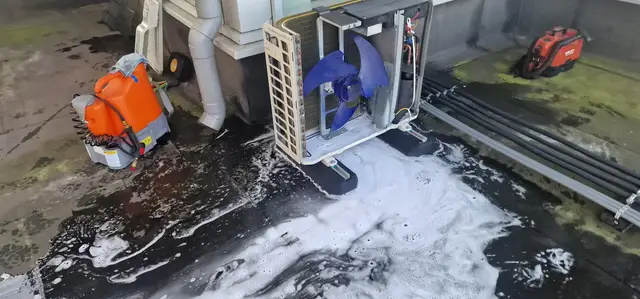 Reiniging van een buitenunit met schuim