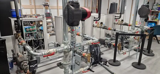 Technische ruimte met warmtepompen en leidingwerk