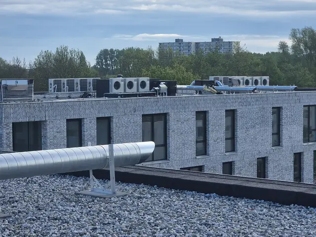 Ventilatiekanaal over een grinddak