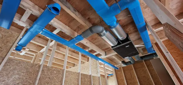 Ventilatiekanalen en WTW-unit in een zolderconstructie