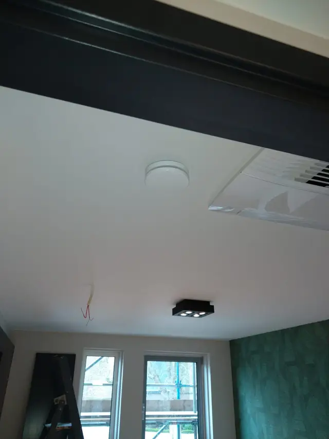 Ventilatieventiel in het plafond van een slaapkamer