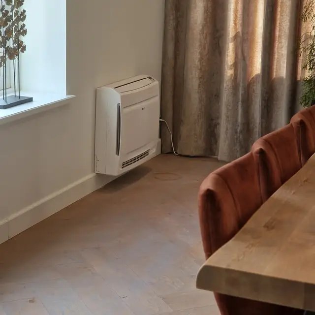 Vloermodel binnenunit in een eetkamer