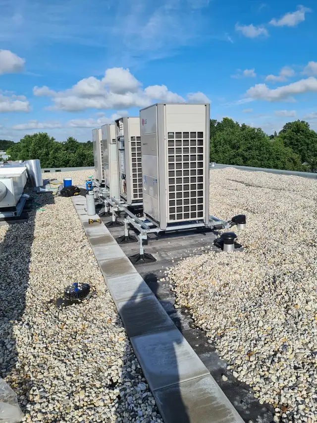 VRF-buitenunits op een grinddak