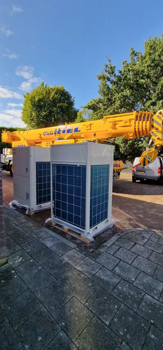VRF-buitenunits klaar om met een kraan geplaatst te worden