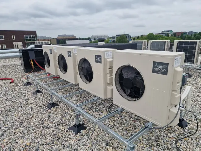Warmtepomp-buitenunits op een frame op het dak