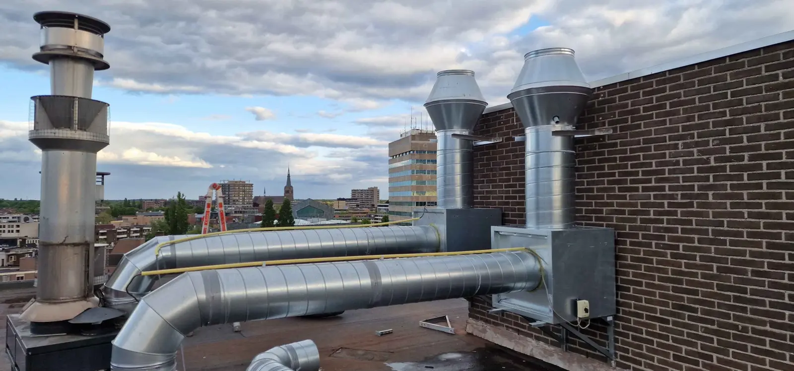 Ventilatiekanalen en dakdoorvoeren op een plat dak