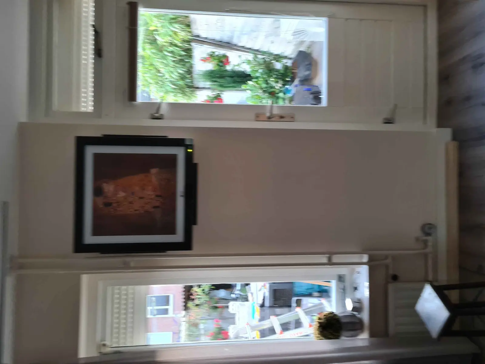 LG Artcool Gallery-wandunit met fotolijstdesign in een woonkamer