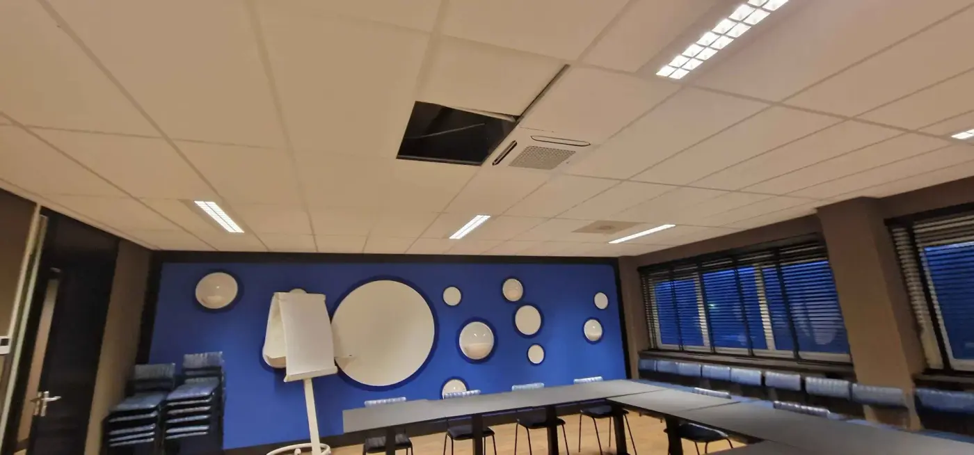Plafondcassette-airconditioning in een vergaderruimte