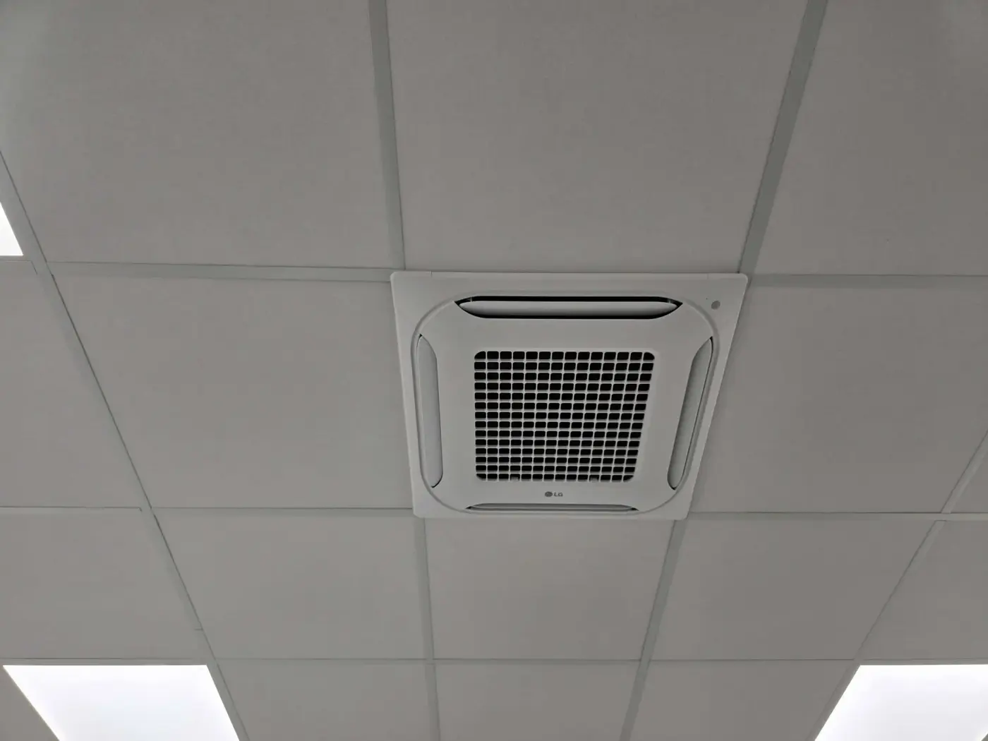 Plafondcassette-airconditioning in een systeemplafond