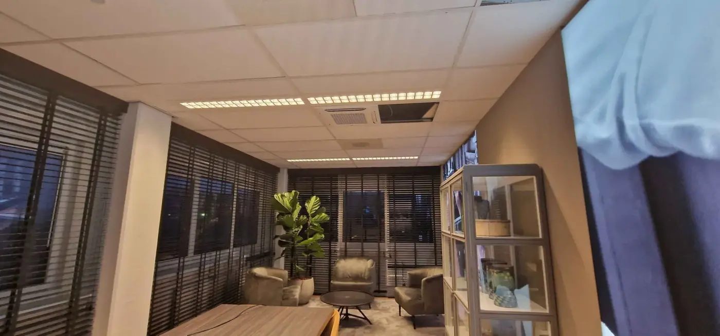 Kantoorruimte met plafondcassette-airconditioning