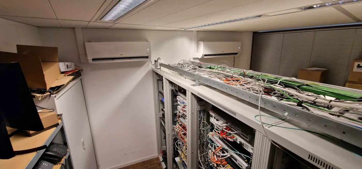 Airconditioning-wandunits in een serverruimte