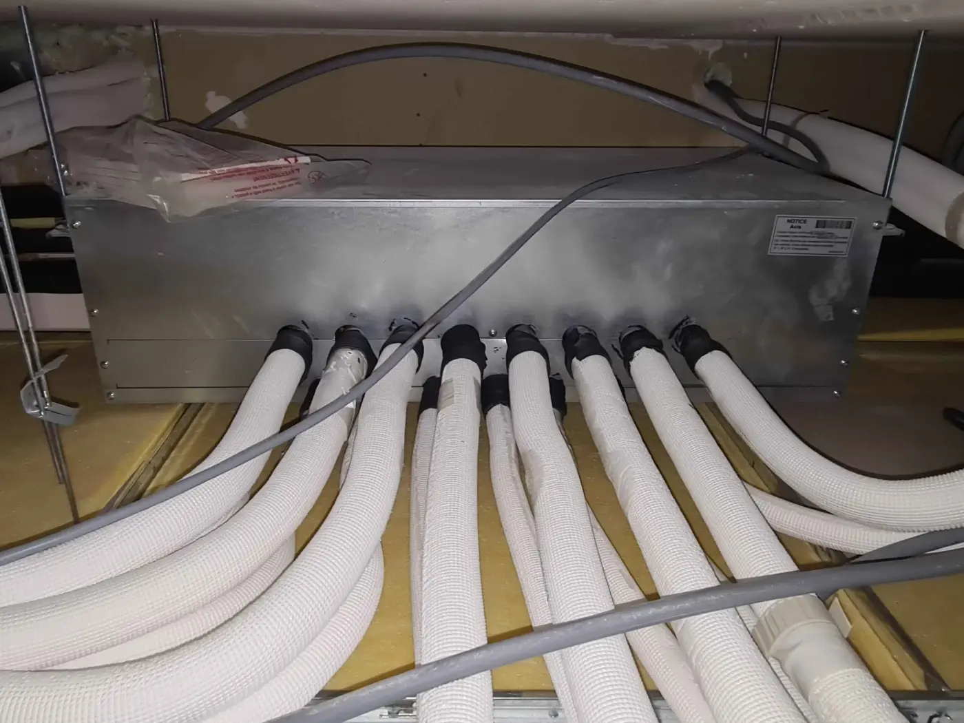 Ventilatieplenum met aangesloten flexibele luchtslangen