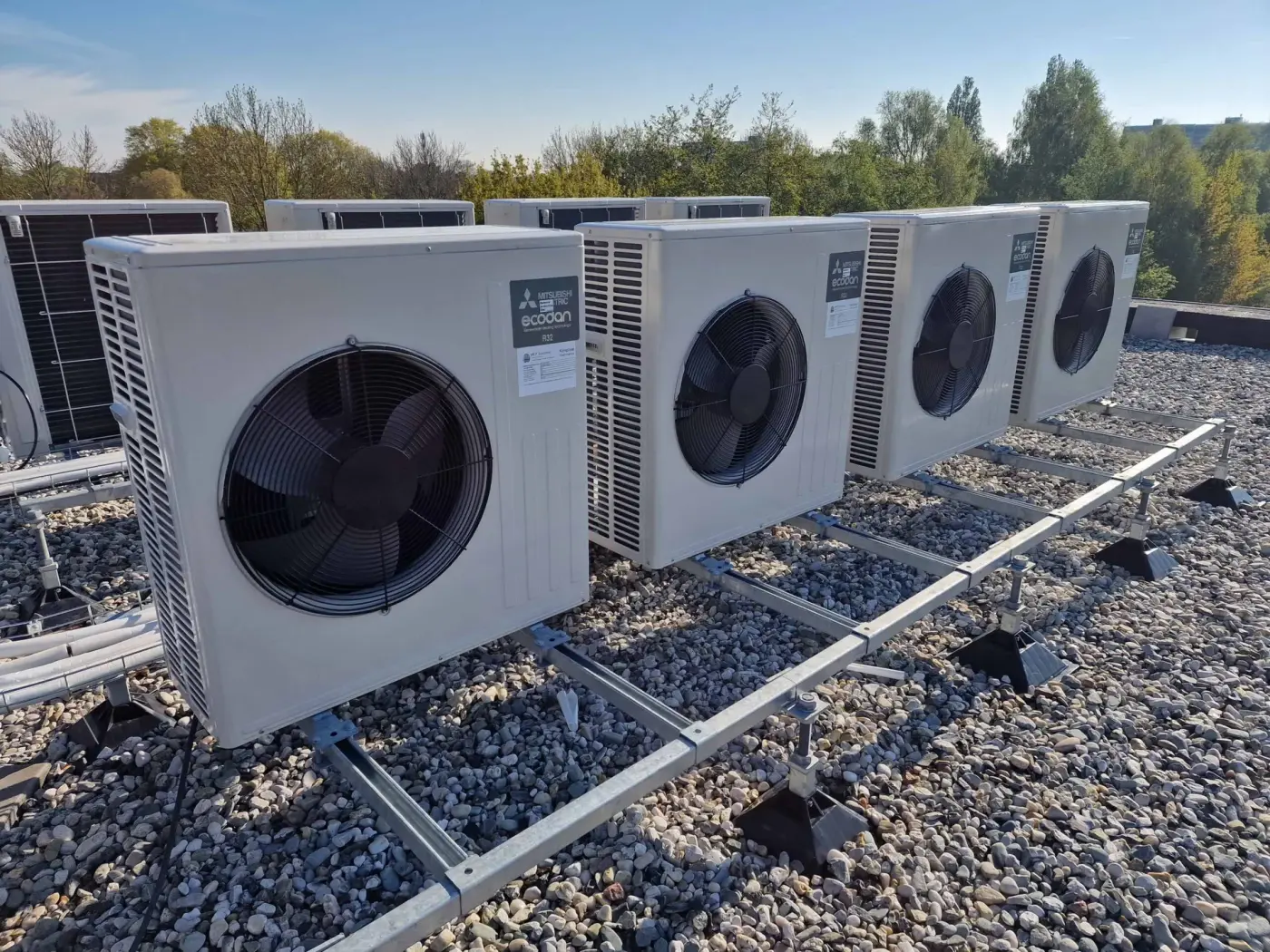 Warmtepomp-buitenunits op een plat dak