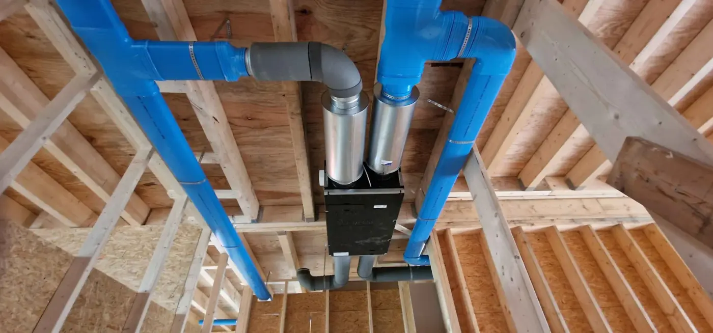 WTW-installatie met geïsoleerde luchtkanalen in een nieuwbouwwoning