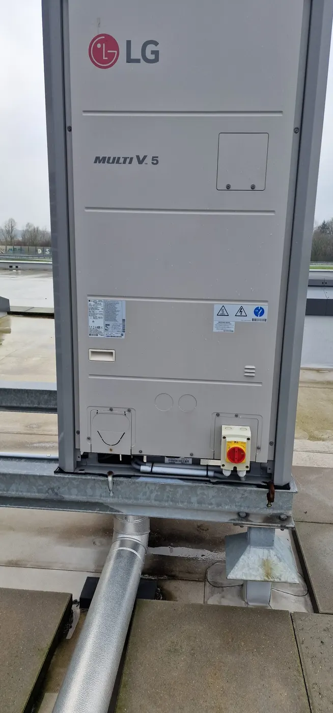 LG Multi V VRF-buitenunit op het dak van het hotel