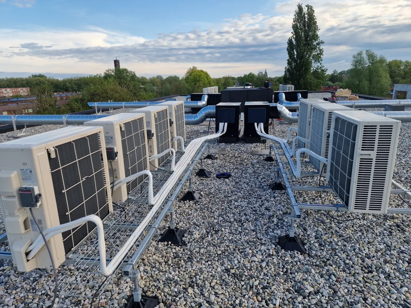 Warmtepompen aangesloten via kabelgoten op het dak