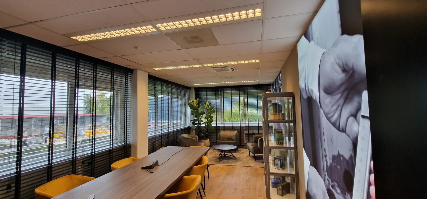 Vergaderruimte met plafondcassette-airconditioning bij Van Melle