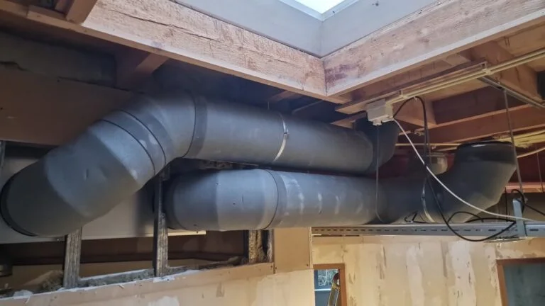 Geïsoleerde ventilatiekanalen onder een plafond