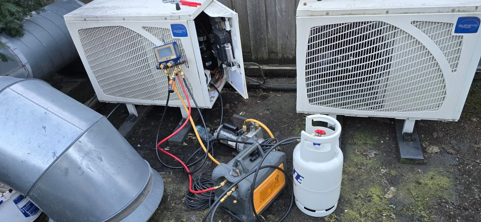 Buitenunits van een warmtepompinstallatie